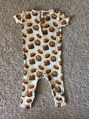 Posh Peanut Cream Cookie-Print Short-Sleeve Footie